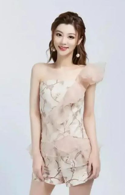 王牌女郞费费因被包养被封杀？真名费沁雯努力的女孩