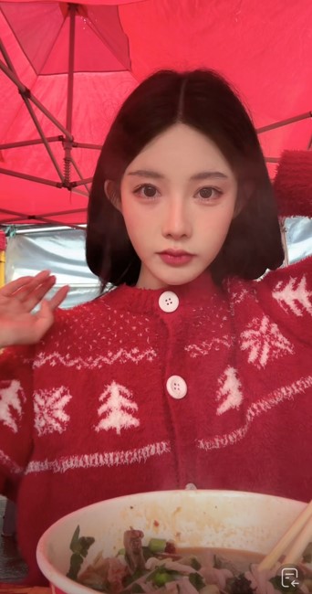 王者荣耀吴怼怼户外直播首次露脸 王者板块最美女主播户外吃早餐照片