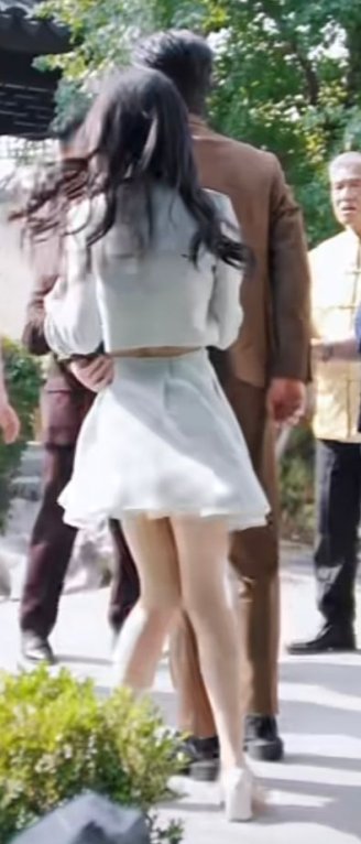 短剧美女演员王小亿短裙美腿图片