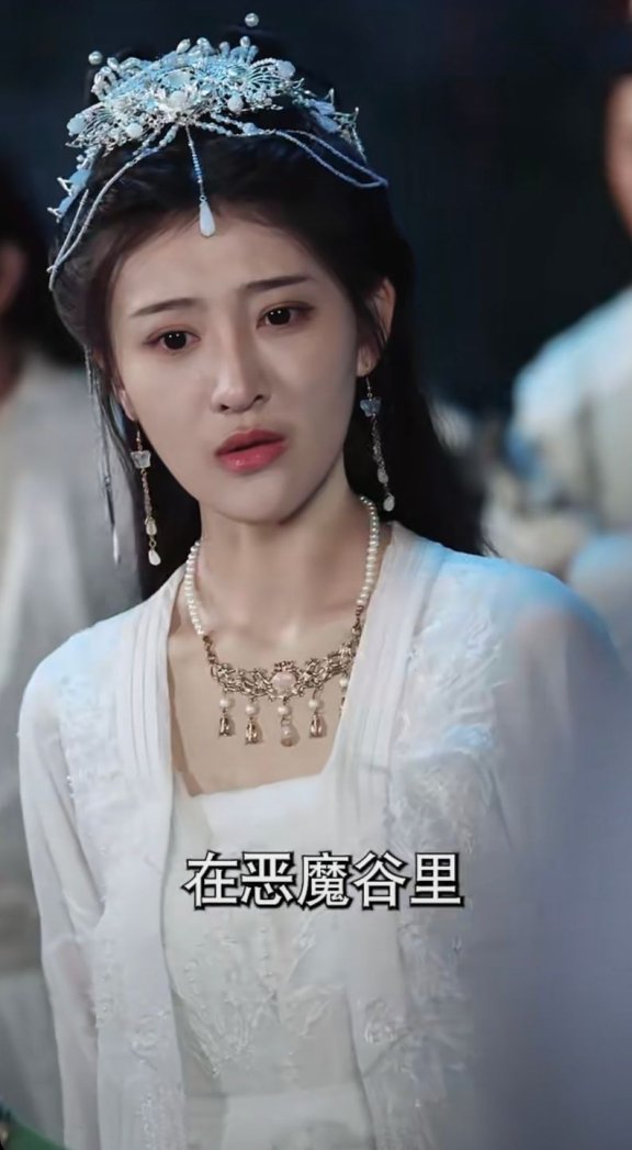 抖音网红短剧美女演员喻嘉玲《我靠拼音闯异界》居中照片