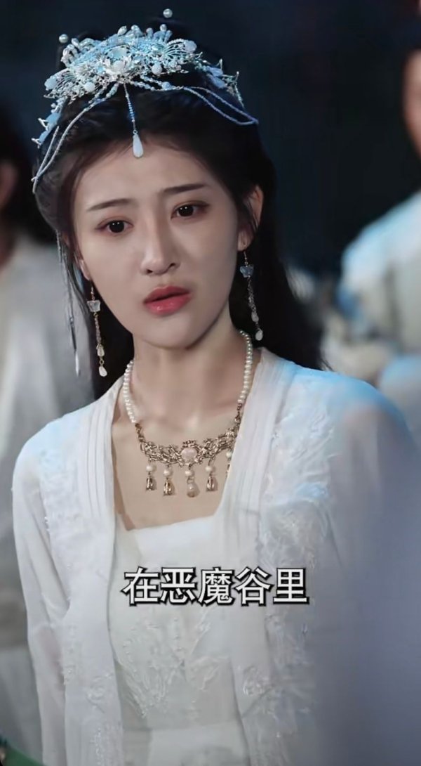 抖音网红短剧美女演员喻嘉玲《我靠拼音闯异界》居中照片