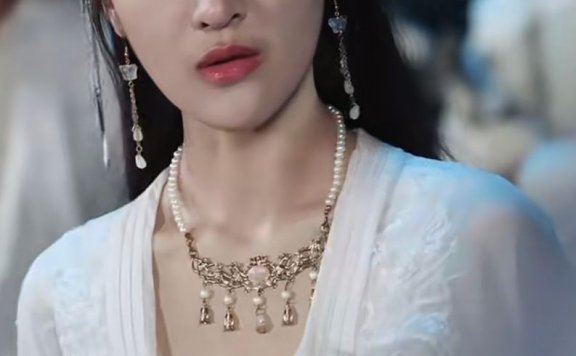 抖音网红短剧美女演员喻嘉玲《我靠拼音闯异界》居中照片