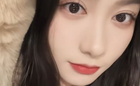 美女短剧演员李影生活照片